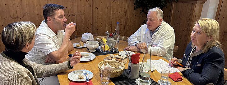 Die Weißwurstprüfer beurteilen die Weißwürste nach verschiedenen Kriterien (©Foto: Martin Schmitz(